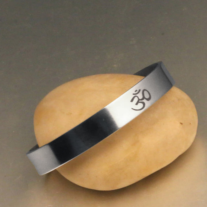 Bracciale rigido con simbolo OM tibetano Buddha Stones Mindfulness