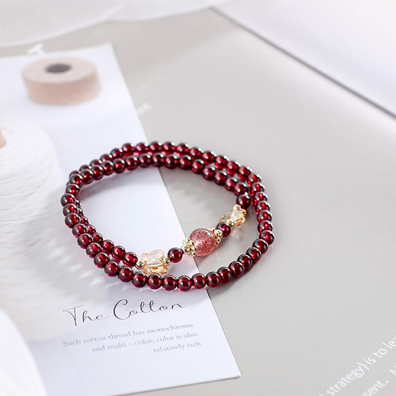 Bracciale Buddha Stones placcato oro 14K con protezione a farfalla in quarzo fragola granato naturale a doppio giro