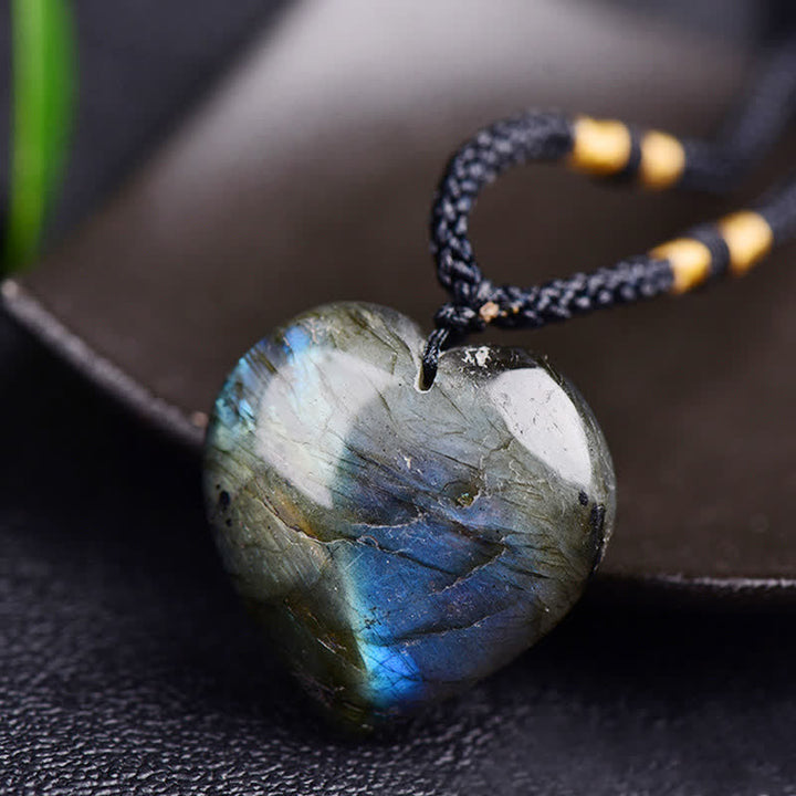Collana con ciondolo di supporto a forma di cuore in labradorite Buddha Stones