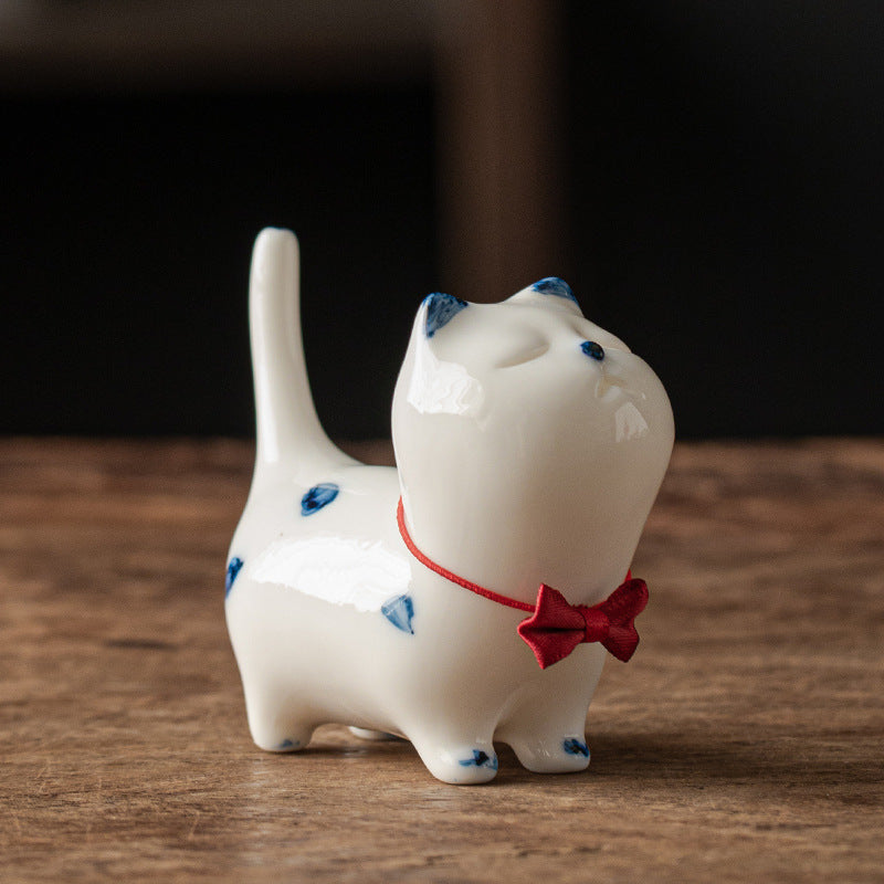 Buddha Stones Mini Lucky White Cat Kitten Tea Pet Ceramica Casa Scrivania Figurina Decorazione - Gattino bianco (stile fiocco rosso) 8,9 cm * 3,7 cm * 7,6 cm - image 13