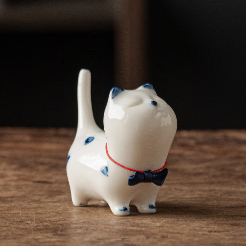 Buddha Stones Mini Lucky White Cat Kitten Tea Pet Ceramica Casa Scrivania Figurina Decorazione - Gattino bianco (stile fiocco blu) 8,9 cm * 3,7 cm * 7,6 cm - image 15