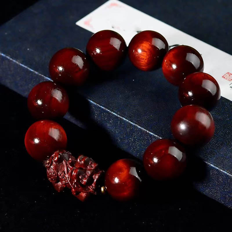 Braccialetto di protezione PiXiu in legno di sandalo rosso con piccole foglie Buddha Stones