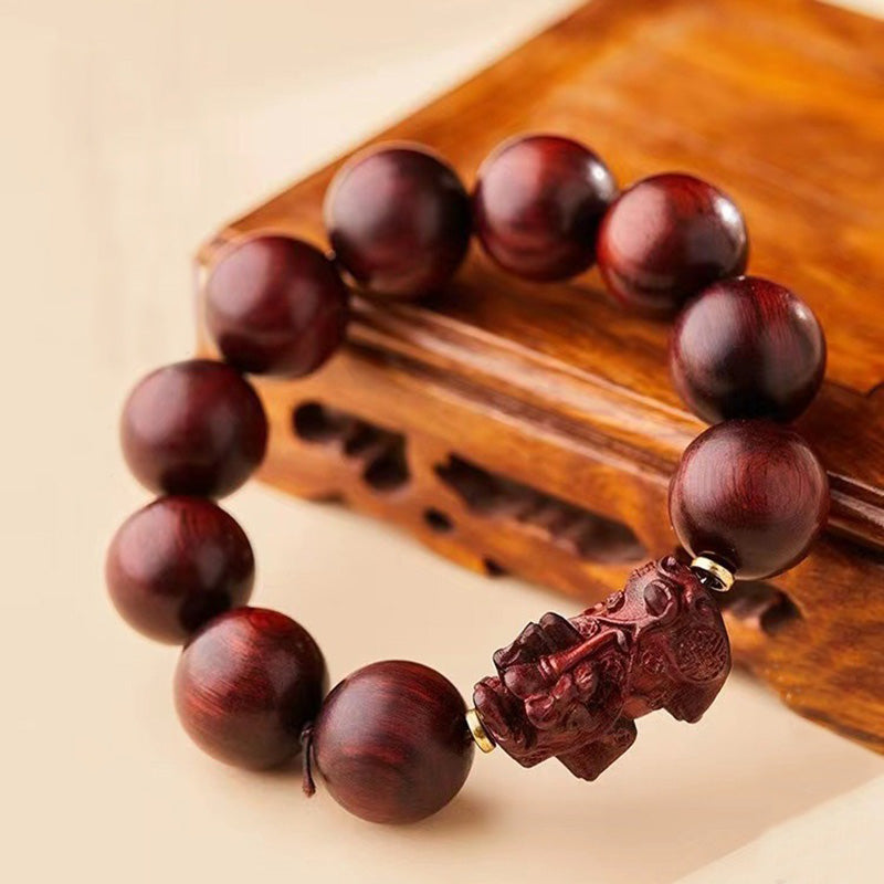 Braccialetto di protezione PiXiu in legno di sandalo rosso con piccole foglie Buddha Stones