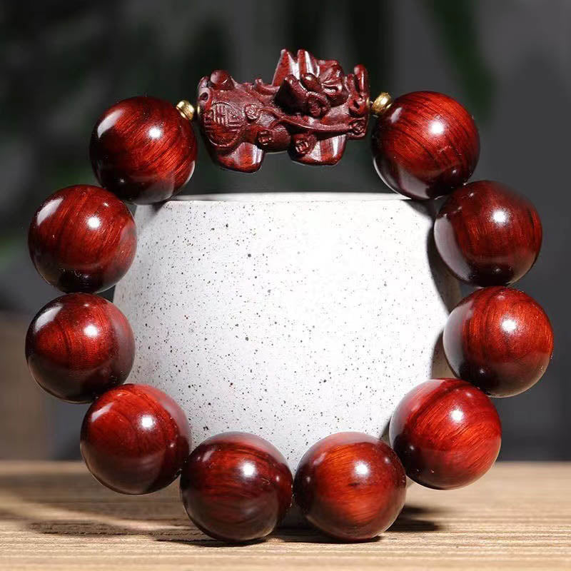 Braccialetto di protezione PiXiu in legno di sandalo rosso con piccole foglie Buddha Stones