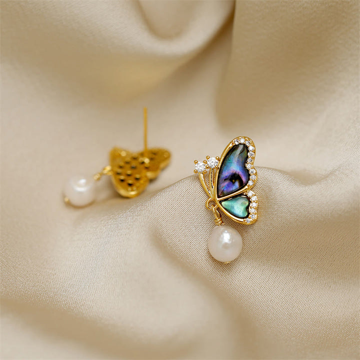 Orecchini a bottone con farfalla e perle in rame placcato oro 18 carati Buddha Stones