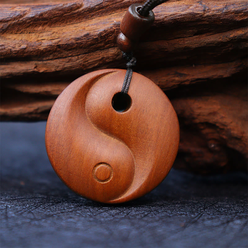 Collana con ciondolo di protezione della fortuna Yin Yang in legno di giuggiola colpito da fulmini Buddha Stones
