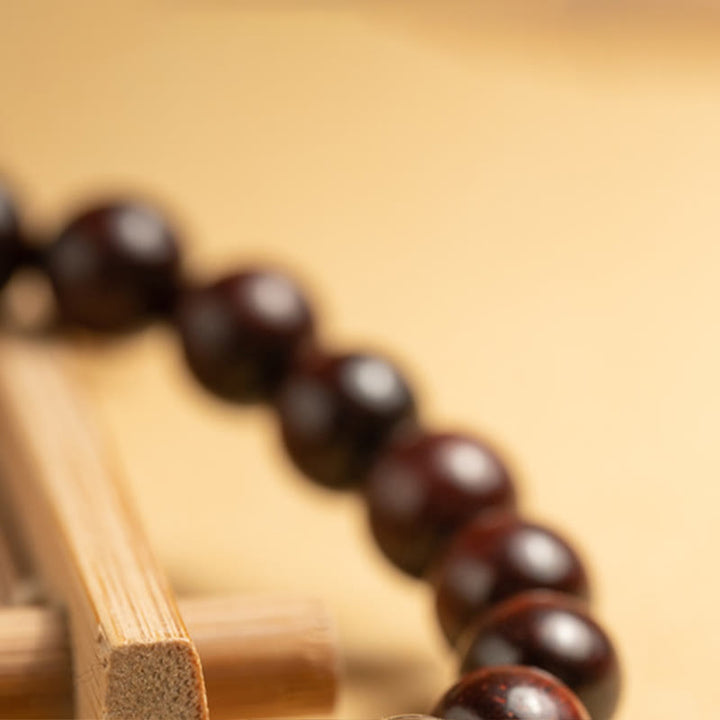 Braccialetto di protezione con piccole foglie di sandalo rosso e cristallo bianco Buddha Stones
