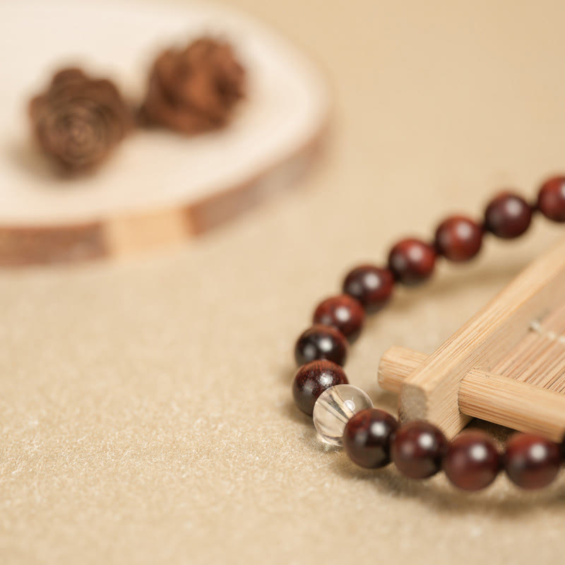 Braccialetto di protezione con piccole foglie di sandalo rosso e cristallo bianco Buddha Stones