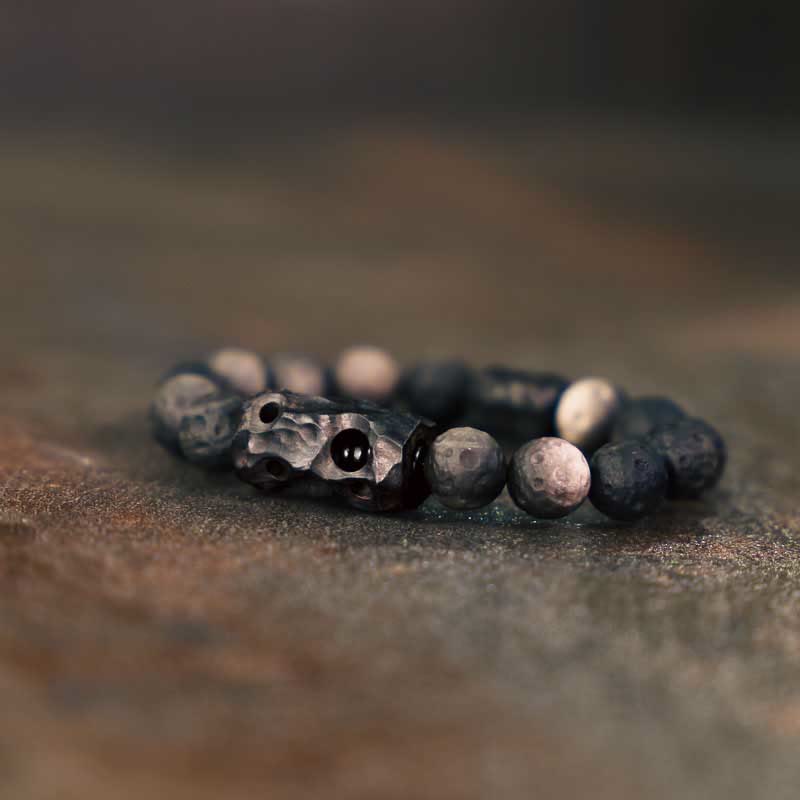 Braccialetto rilassante in legno di ebano e ossidiana con Buddha Stones in argento lucido