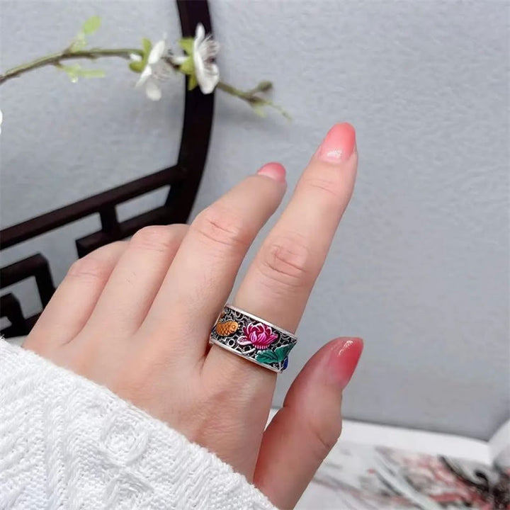 Anello portafortuna con pesce koi Buddha Stones in rame e smalto blu con cuore di loto Sutra