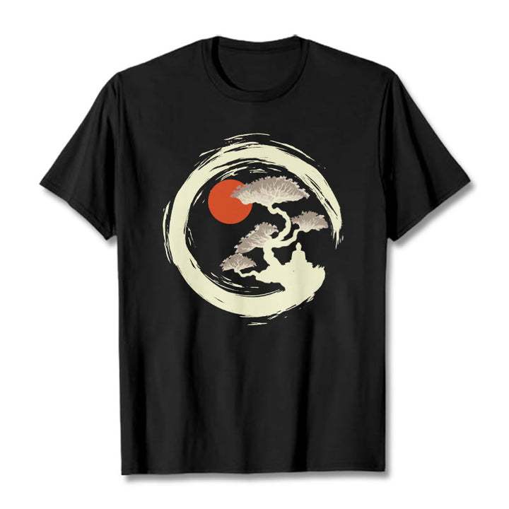 Maglietta Buddha Stones, Sole Rosso, Pino, Cerchio Zen, Persona in Meditazione - Nero - 2XL - image 0