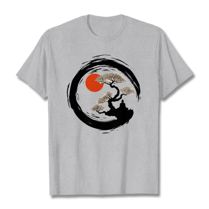 Maglietta Buddha Stones, Sole Rosso, Pino, Cerchio Zen, Persona in Meditazione - Grigio chiaro - 2XL - image 36