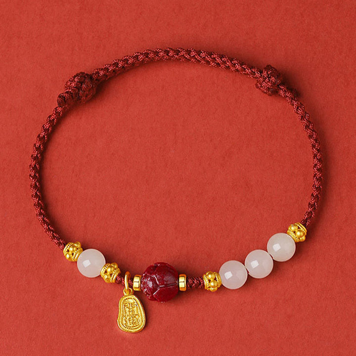 Braccialetto con corda rossa della fortuna placcato oro 24K con carattere Fu Buddha Stones Jade Cinnabar