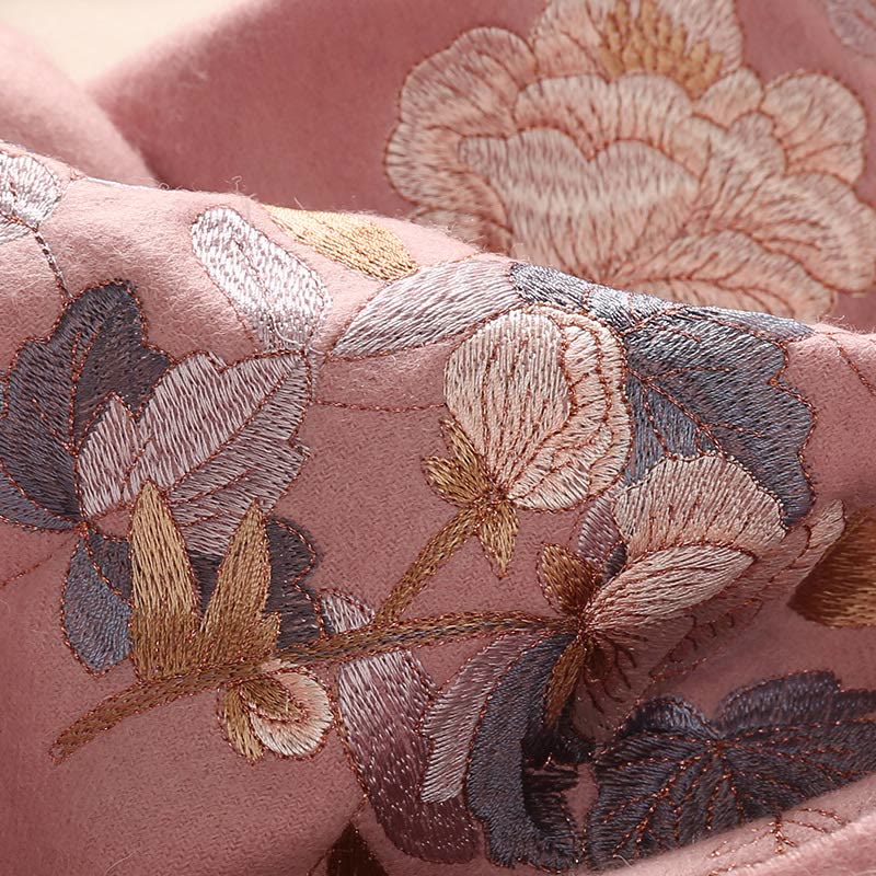 Scialle di lana con Buddha Stones, fiori bianchi e rosa, foglie dorate, ricamo con nappa, sciarpa da viaggio invernale e accogliente - image 11