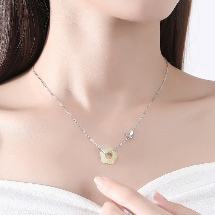 Collana con ciondolo a forma di fiore di giada Hetian con farfalla in argento sterling 925 Buddha Stones - image 8