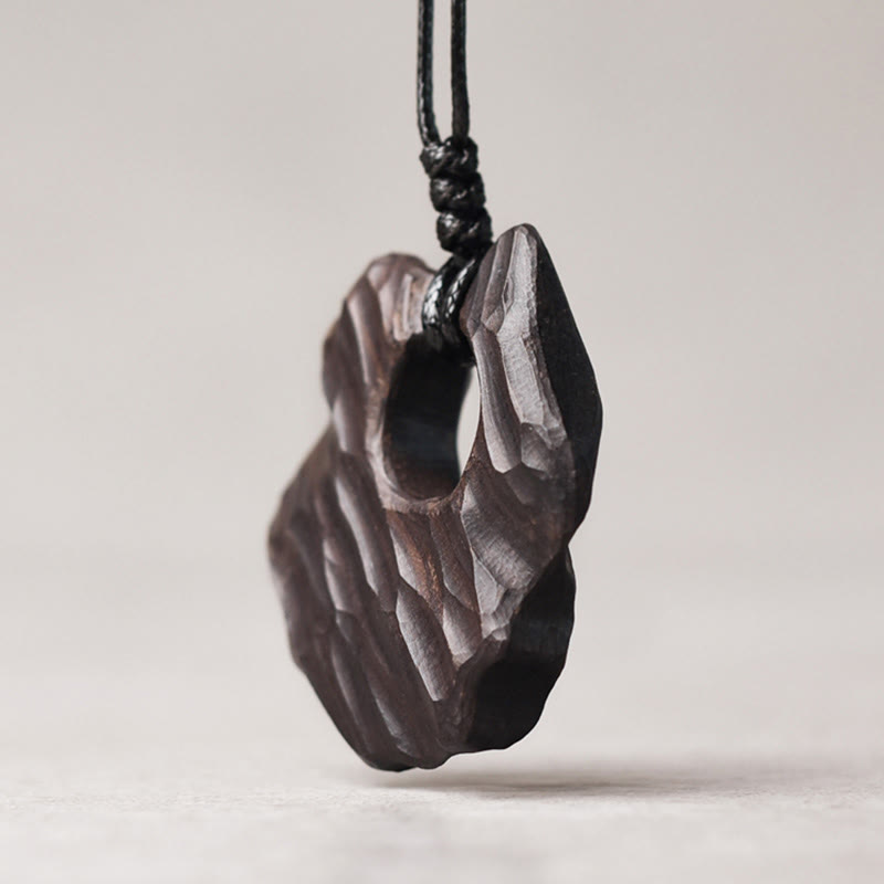 Collana pendente con ciondolo in legno di ebano e forma irregolare cava in Buddha Stones , equilibrio della pace