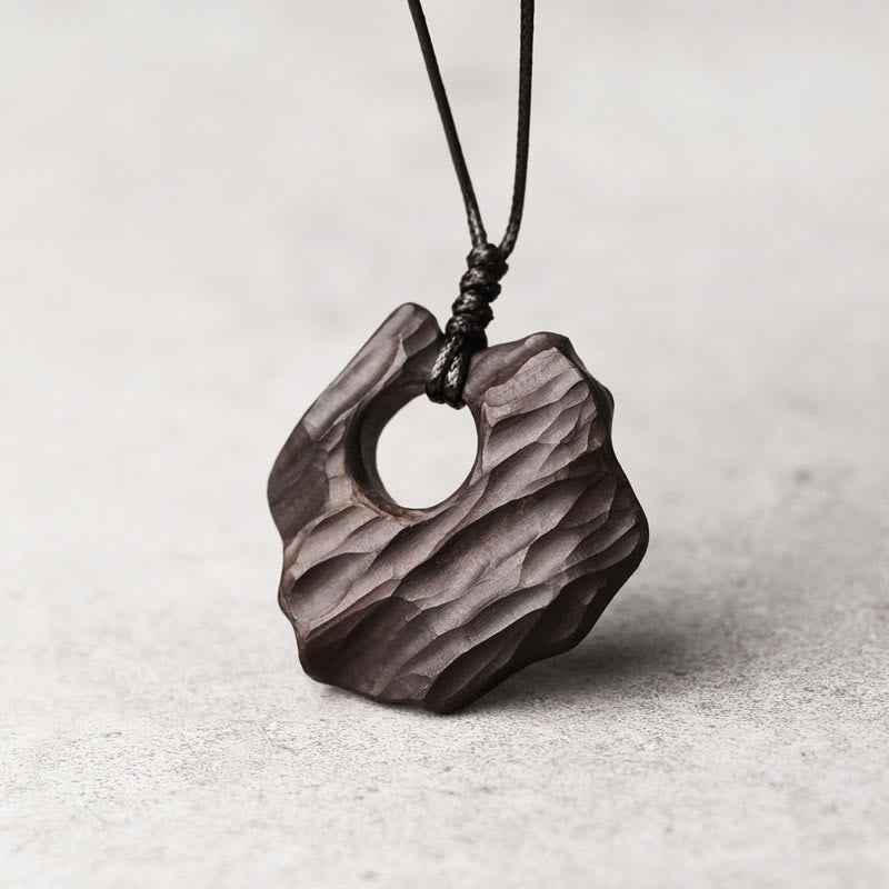 Collana pendente con ciondolo in legno di ebano e forma irregolare cava in Buddha Stones , equilibrio della pace