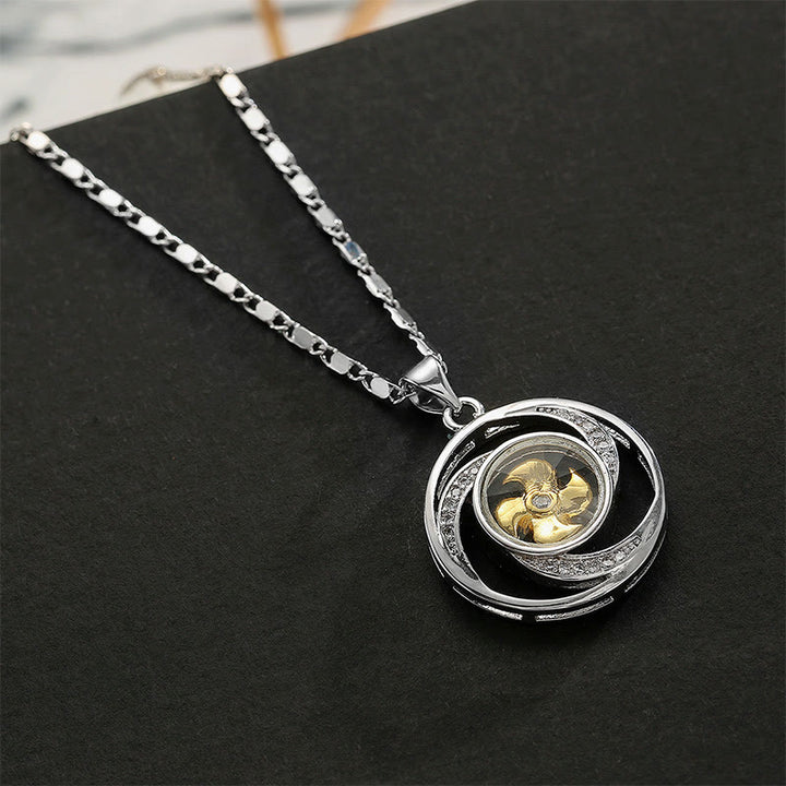 Collana con ciondolo portafortuna girevole a forma di mulino a vento in ottone placcato oro Buddha Stones