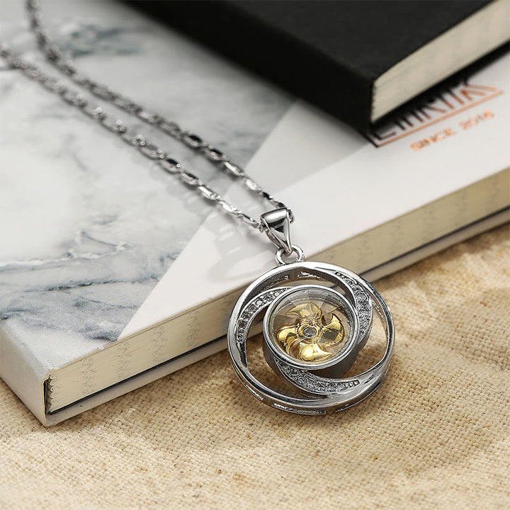 Collana con ciondolo portafortuna girevole a forma di mulino a vento in ottone placcato oro Buddha Stones