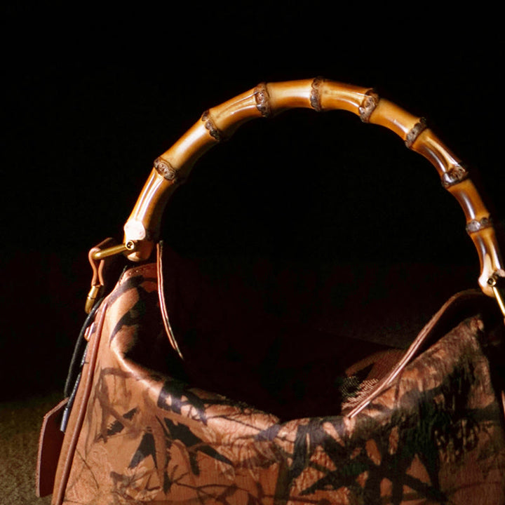 Borsa a tracolla in seta Xiangyunsha con manico in bambù lussureggiante Buddha Stones