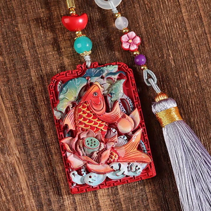 Buddha Stones Cinabro naturale Pesce Koi Loto Design Benedizione Fibbia della pace Decorazione da appendere all'auto