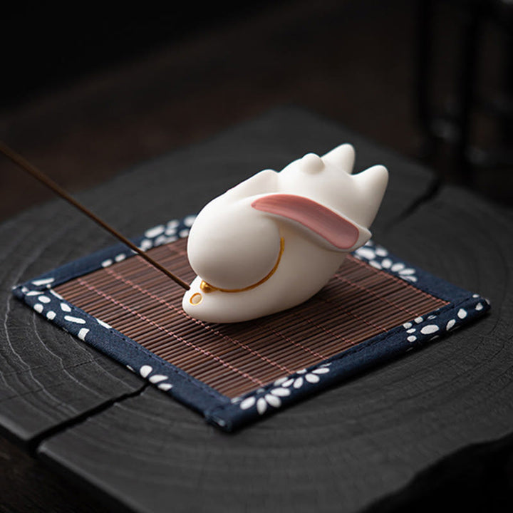Buddha Stones Coniglio volante Tappetino di bambù Bruciatore di incenso in ceramica curativo Decorazione da scrivania