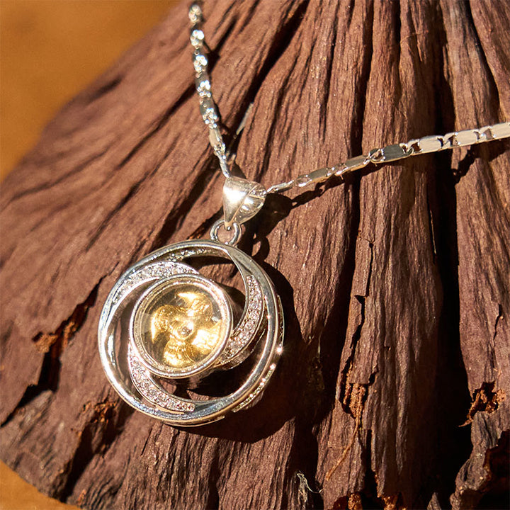 Collana con ciondolo portafortuna girevole a forma di mulino a vento in ottone placcato oro Buddha Stones