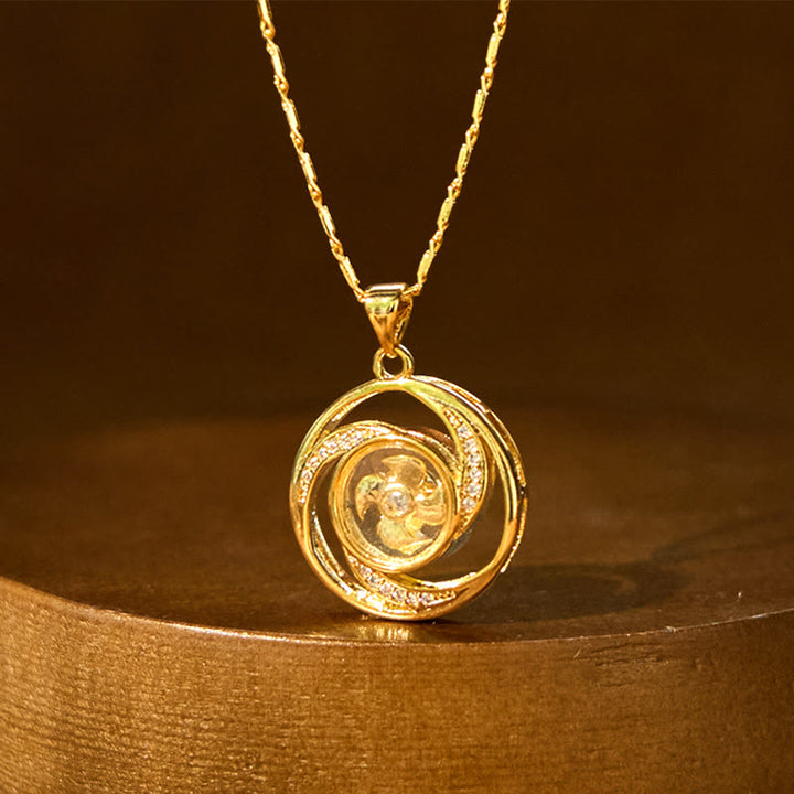Collana con ciondolo portafortuna girevole a forma di mulino a vento in ottone placcato oro Buddha Stones
