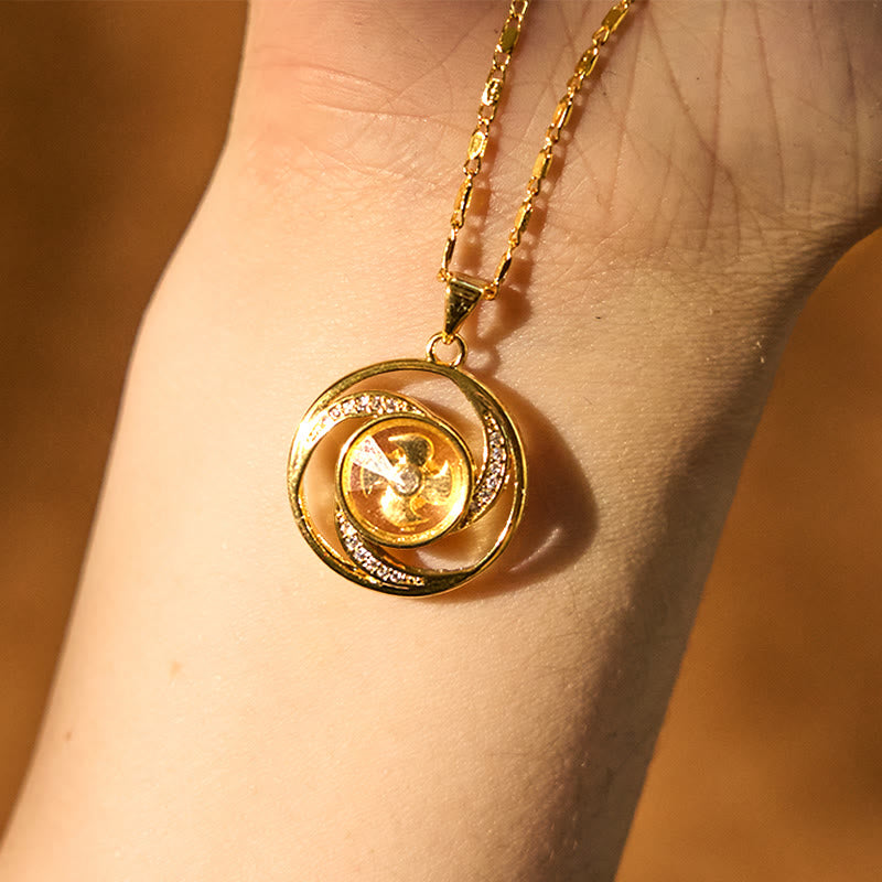 Collana con ciondolo portafortuna girevole a forma di mulino a vento in ottone placcato oro Buddha Stones