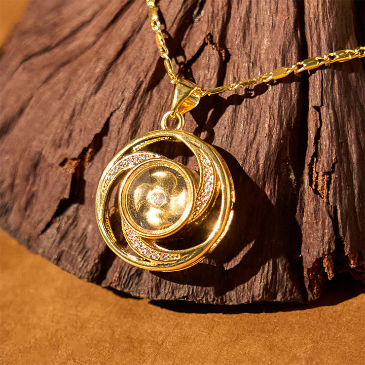 Collana con ciondolo portafortuna girevole a forma di mulino a vento in ottone placcato oro Buddha Stones