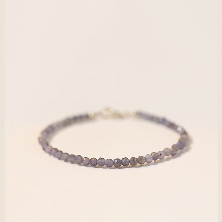 Braccialetto di comunicazione in rame placcato oro 14k con perline ultrasottili in ametista e iolite da 3 mm Buddha Stones - Iolite da 3 mm (circonferenza del polso: 16 cm) - image 0