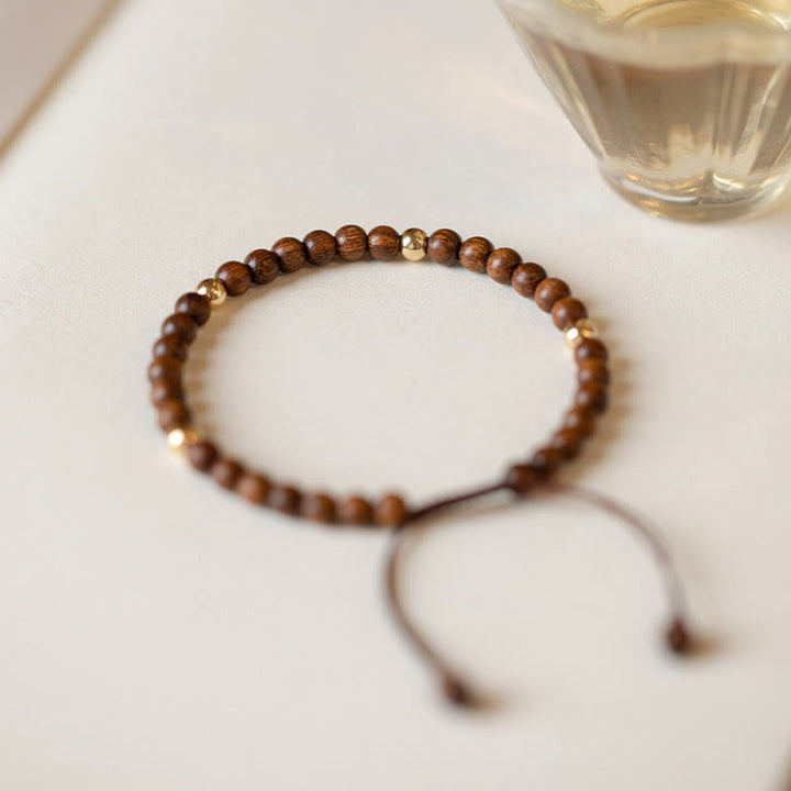 Braccialetto di protezione con perline di rame placcate in oro 14K e legno di sandalo ultrasottile da 4 mm Buddha Stones