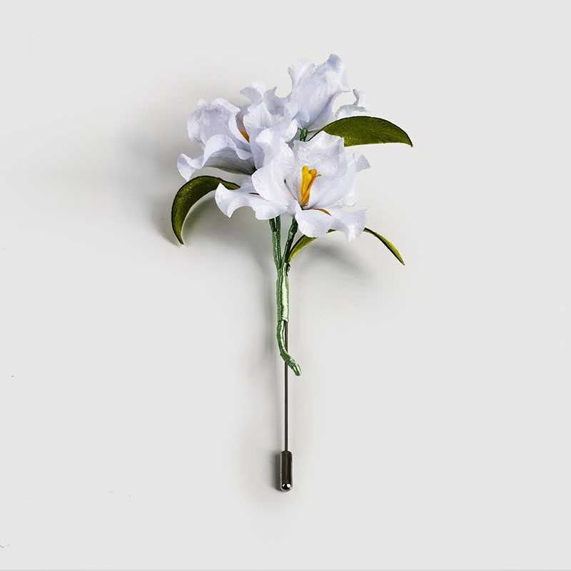 Spilla a forma di fiore di iris bianco in seta di gelso con Buddha Stones, realizzata a mano