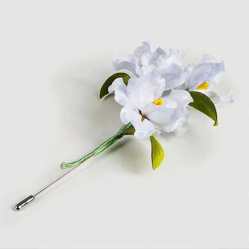 Spilla a forma di fiore di iris bianco in seta di gelso con Buddha Stones, realizzata a mano