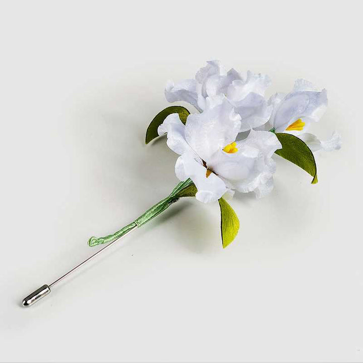 Spilla a forma di fiore di iris bianco in seta di gelso con Buddha Stones, realizzata a mano
