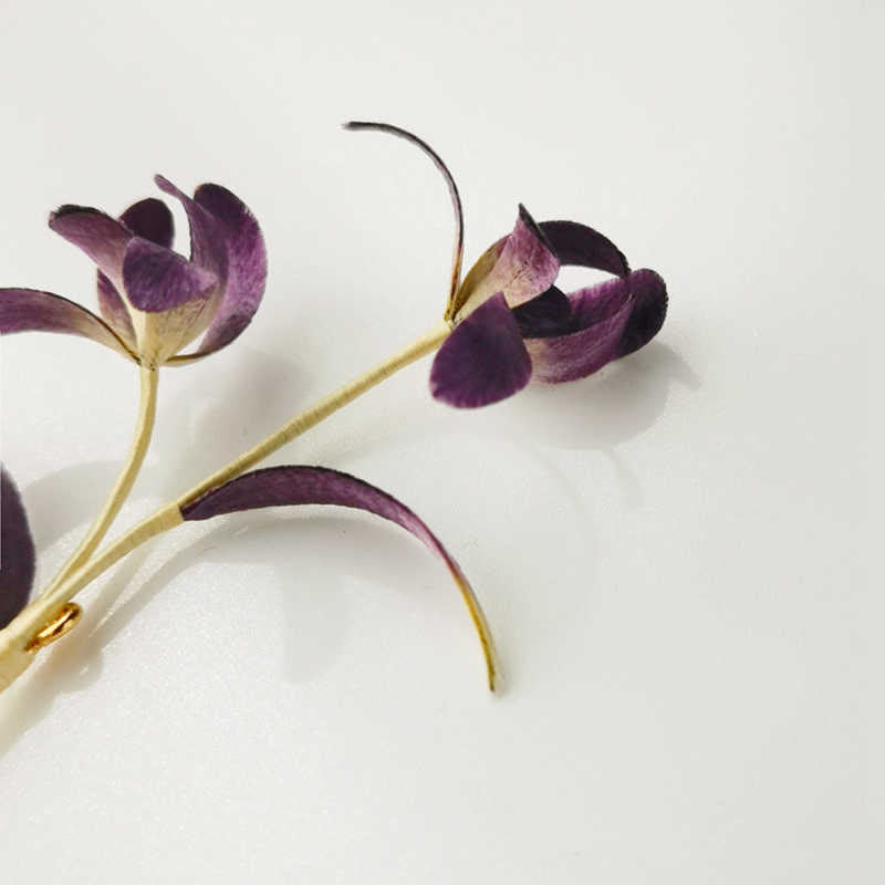 Spilla a forma di fiore di orchidea in seta di gelso con Buddha Stones, realizzata a mano