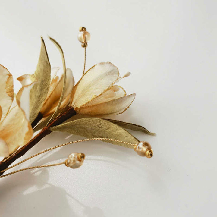 Spilla di camelia bianca in seta di gelso con fiore di velluto fatto a mano Buddha Stones