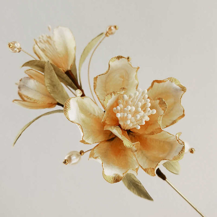 Spilla di camelia bianca in seta di gelso con fiore di velluto fatto a mano Buddha Stones