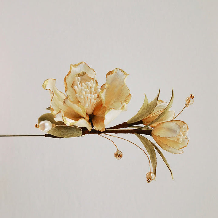 Spilla di camelia bianca in seta di gelso con fiore di velluto fatto a mano Buddha Stones