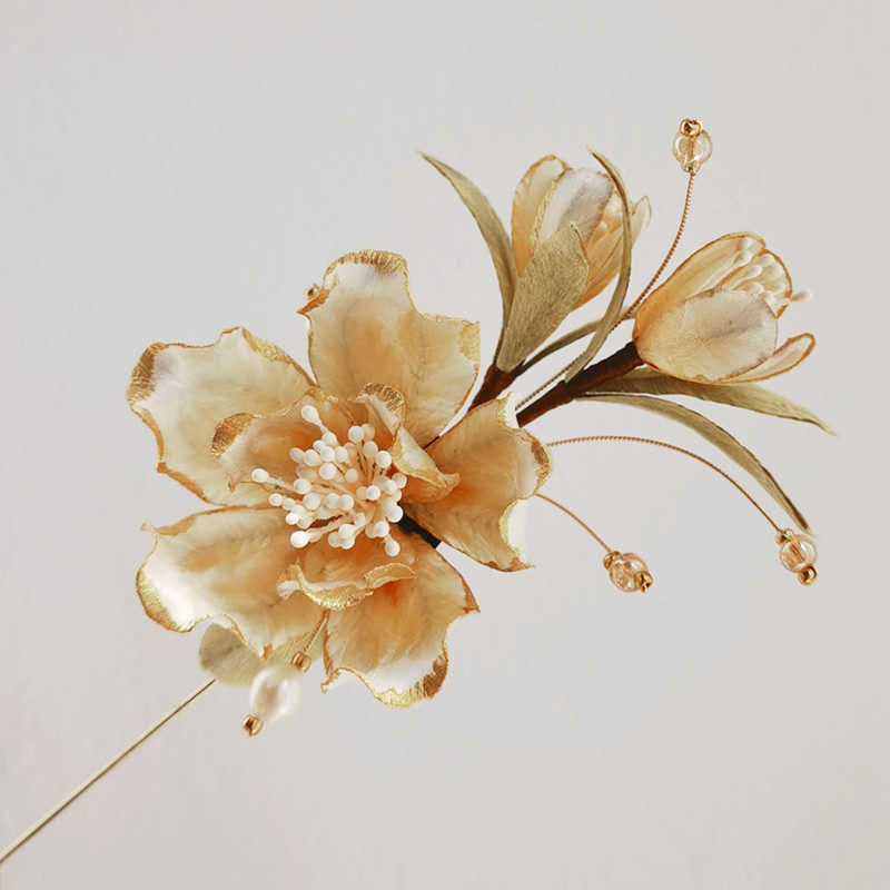 Spilla di camelia bianca in seta di gelso con fiore di velluto fatto a mano Buddha Stones
