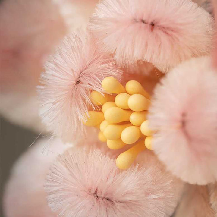 Spilla in seta di gelso con fiori di pesco in velluto di Yangzhou, realizzata a mano con Buddha Stones