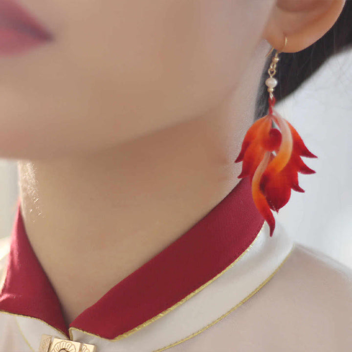 Orecchini pendenti in velluto con fiore di seta di gelso, fatti a mano, in rame placcato oro 14K, con piume rosse e Buddha Stones