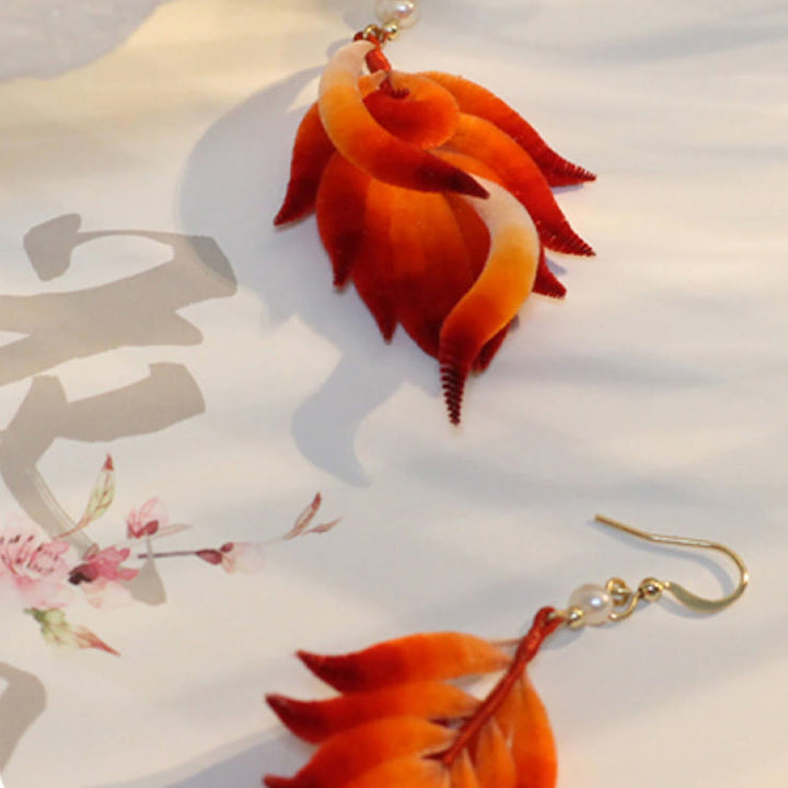 Orecchini pendenti in velluto con fiore di seta di gelso, fatti a mano, in rame placcato oro 14K, con piume rosse e Buddha Stones