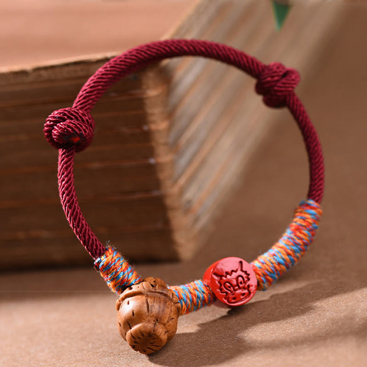 Braccialetto della fortuna fatto a mano con Buddha Stones, zodiaco cinese, filo rosso, nocciolo di pesca, cinabro