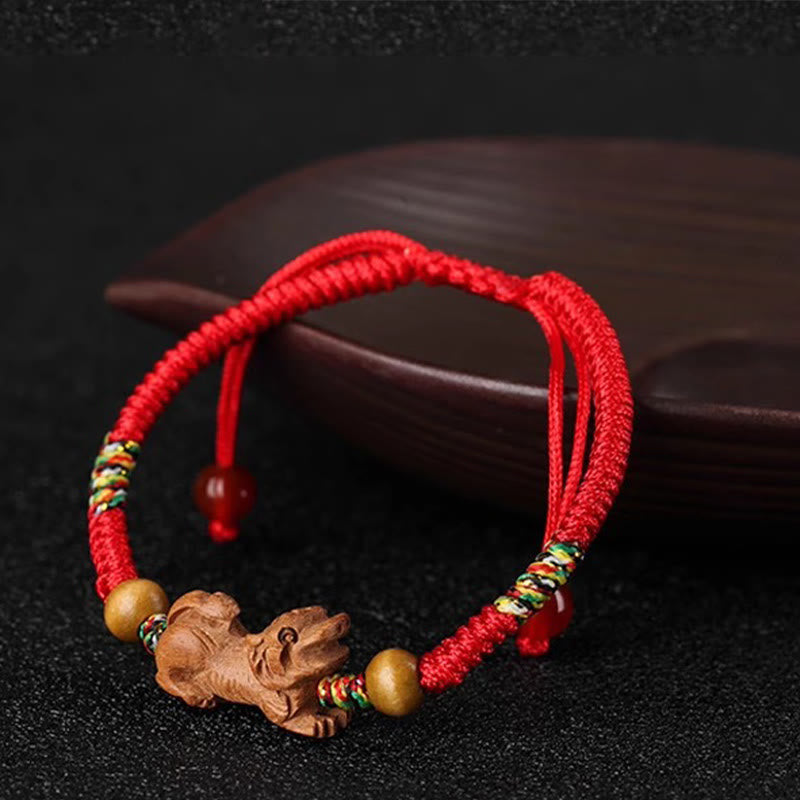 Braccialetto portafortuna in legno di pesca con corda rossa, fatto a mano, con zodiaco cinese di Buddha Stones