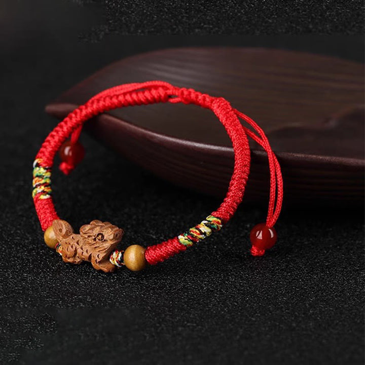 Braccialetto portafortuna in legno di pesca con corda rossa, fatto a mano, con zodiaco cinese di Buddha Stones