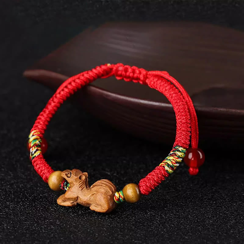 Braccialetto portafortuna in legno di pesca con corda rossa, fatto a mano, con zodiaco cinese di Buddha Stones