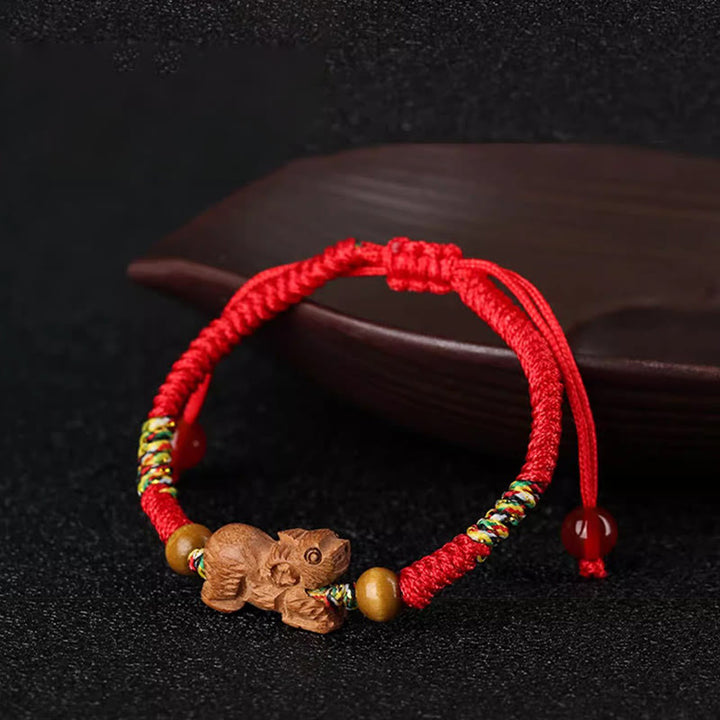 Braccialetto portafortuna in legno di pesca con corda rossa, fatto a mano, con zodiaco cinese di Buddha Stones