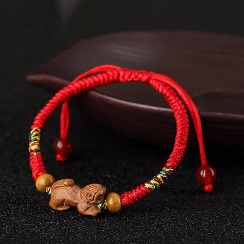 Braccialetto portafortuna in legno di pesca con corda rossa, fatto a mano, con zodiaco cinese di Buddha Stones
