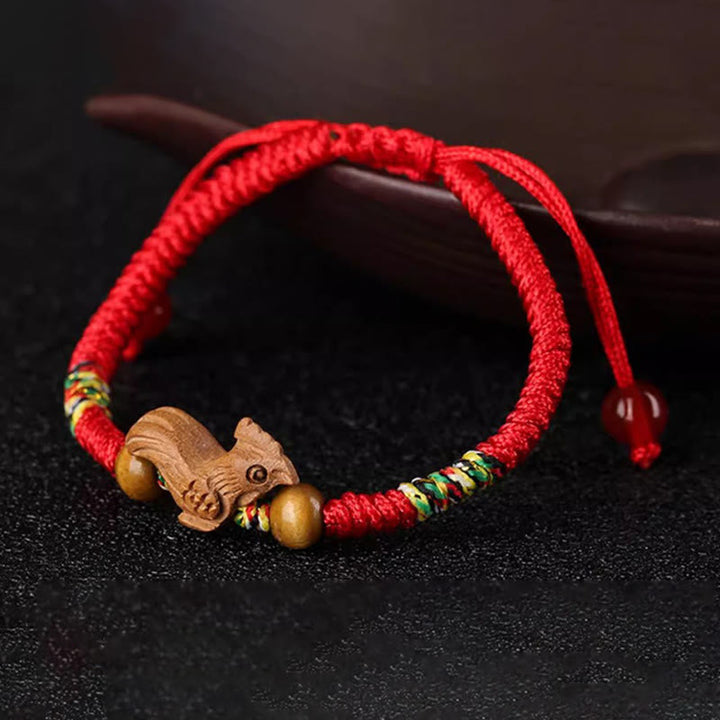 Braccialetto portafortuna in legno di pesca con corda rossa, fatto a mano, con zodiaco cinese di Buddha Stones